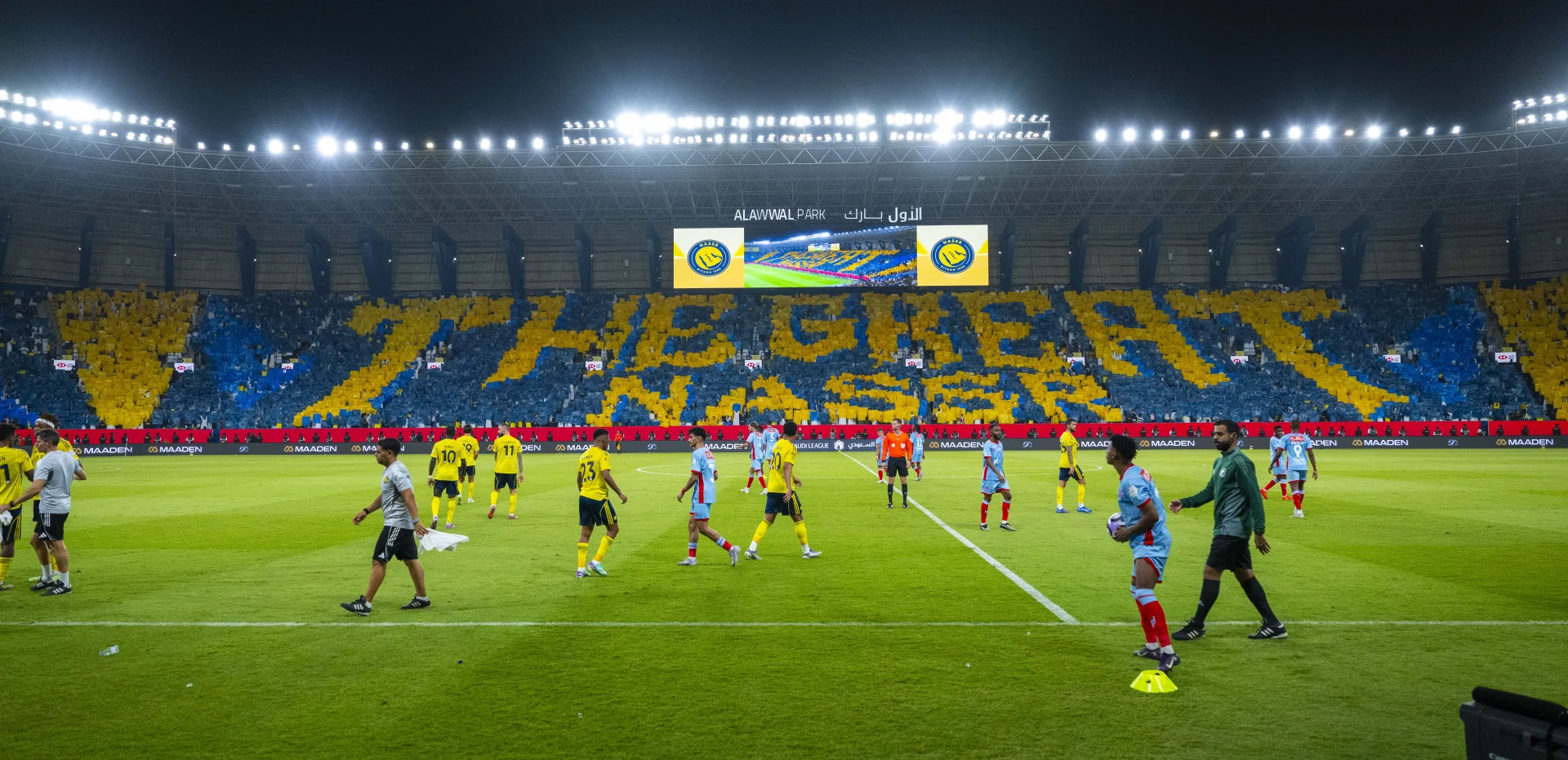 ملعب مضاء ليلًا وجماهير ترسم لوحة بالألوان في دوري روشن