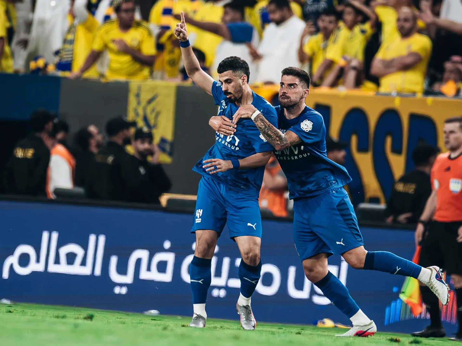 لاعبان يحتفلان بهدف في مباراة من دوري روشن السعودي