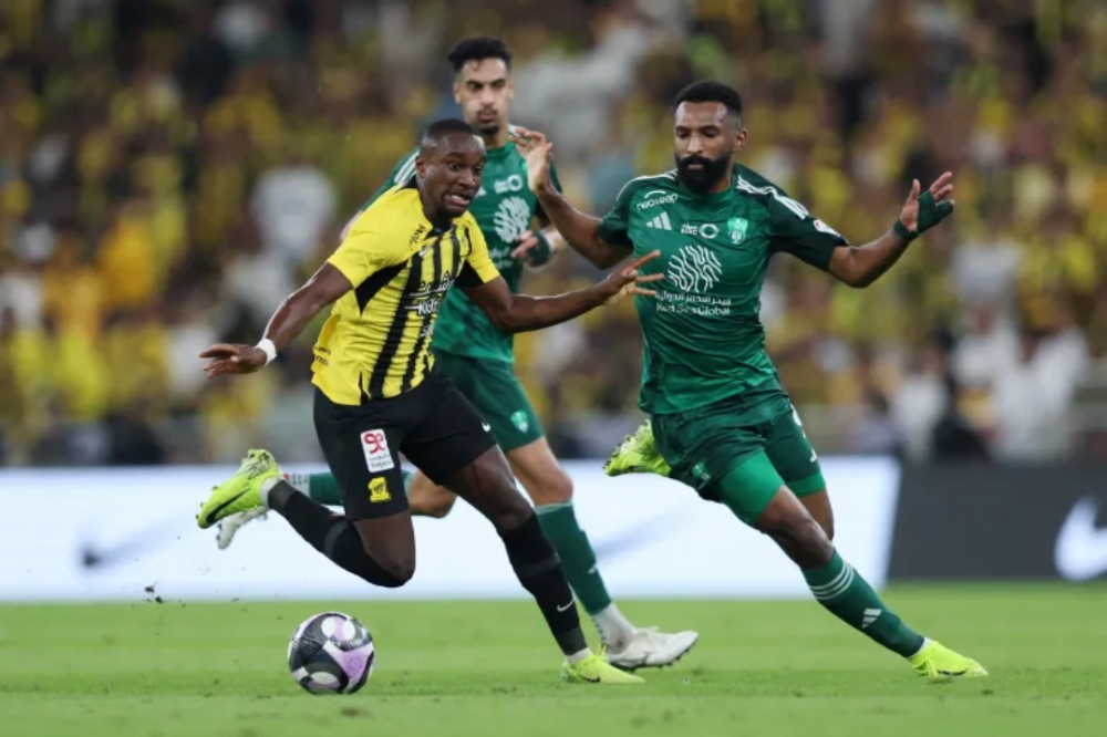 تنافس بين لاعبين في مباراة من دوري روشن السعودي
