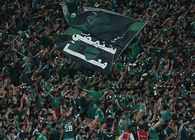 جماهير في المدرجات خلال مباراة بدوري روشن السعودي